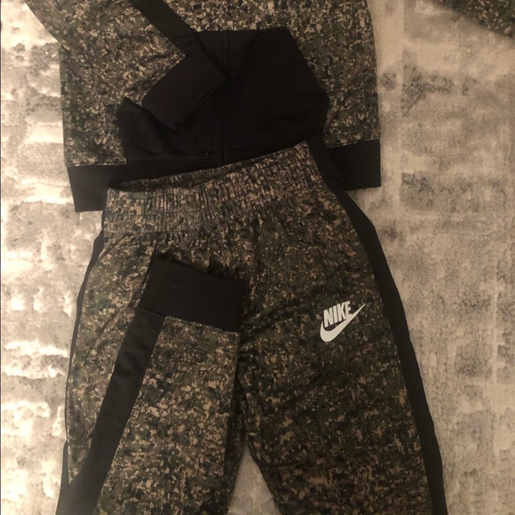 3T toddlers Nike tracksuit worn only once perfect condition - Picture 2 of 5